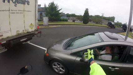 Un motard se venge d'une conductrice qui a manqué de le renverser