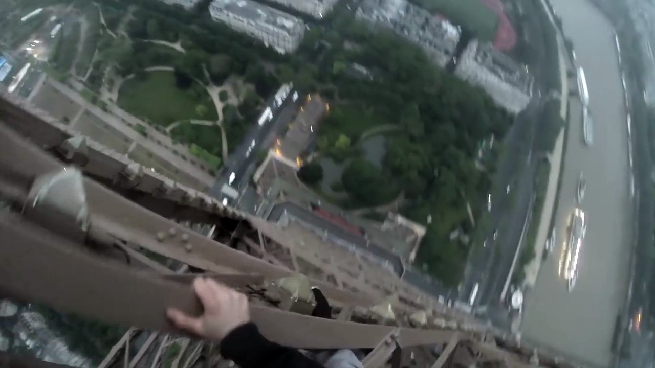 Ils escaladent la Tour Eiffel à mains nues