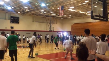 Enorme dunk d'un basketeur pro sur un gamin en camp d'entraînement des Boston Celtics