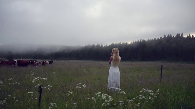 Elle appelle les vaches en utilisant une technique de chant scandinave et ça marche !