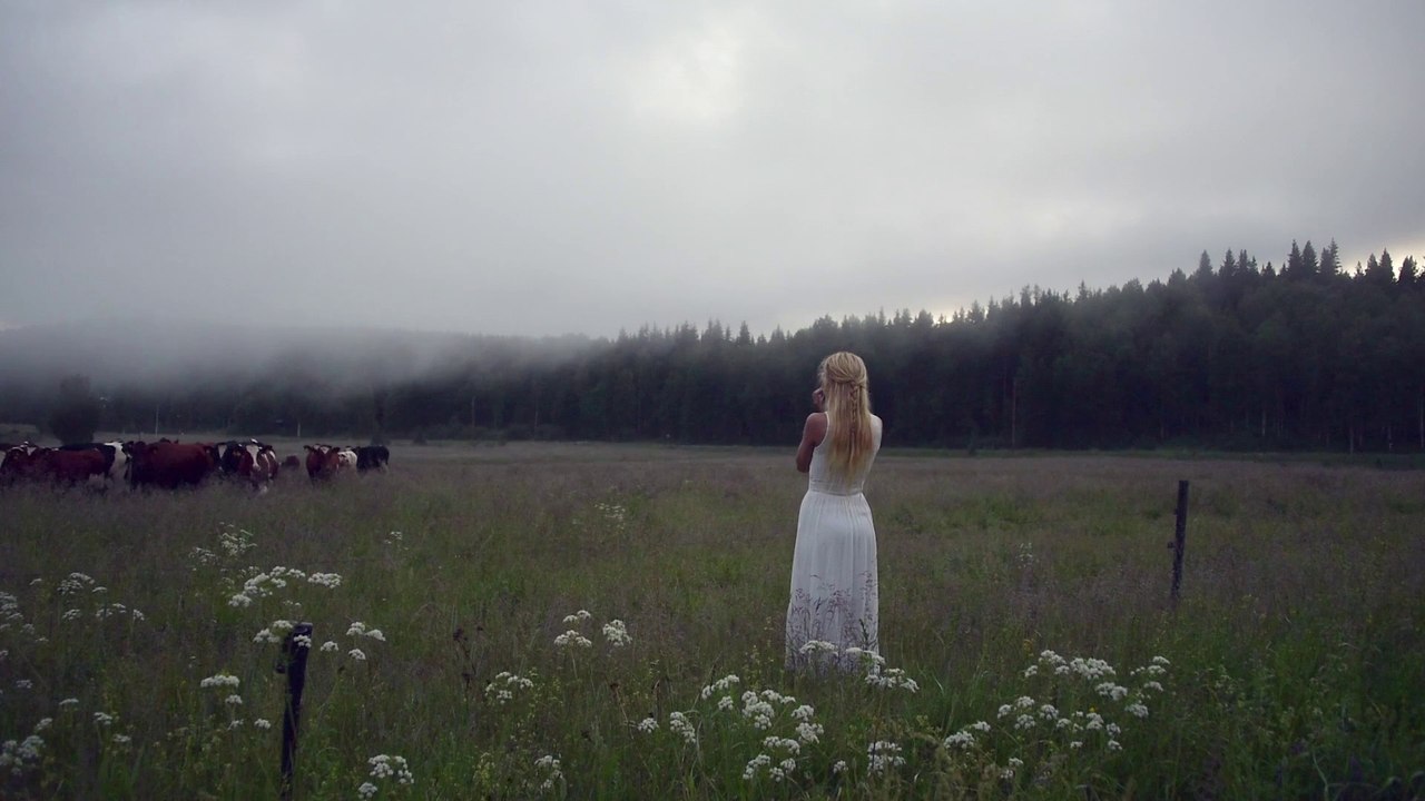 Elle appelle les vaches en utilisant une technique de chant scandinave et ça marche !