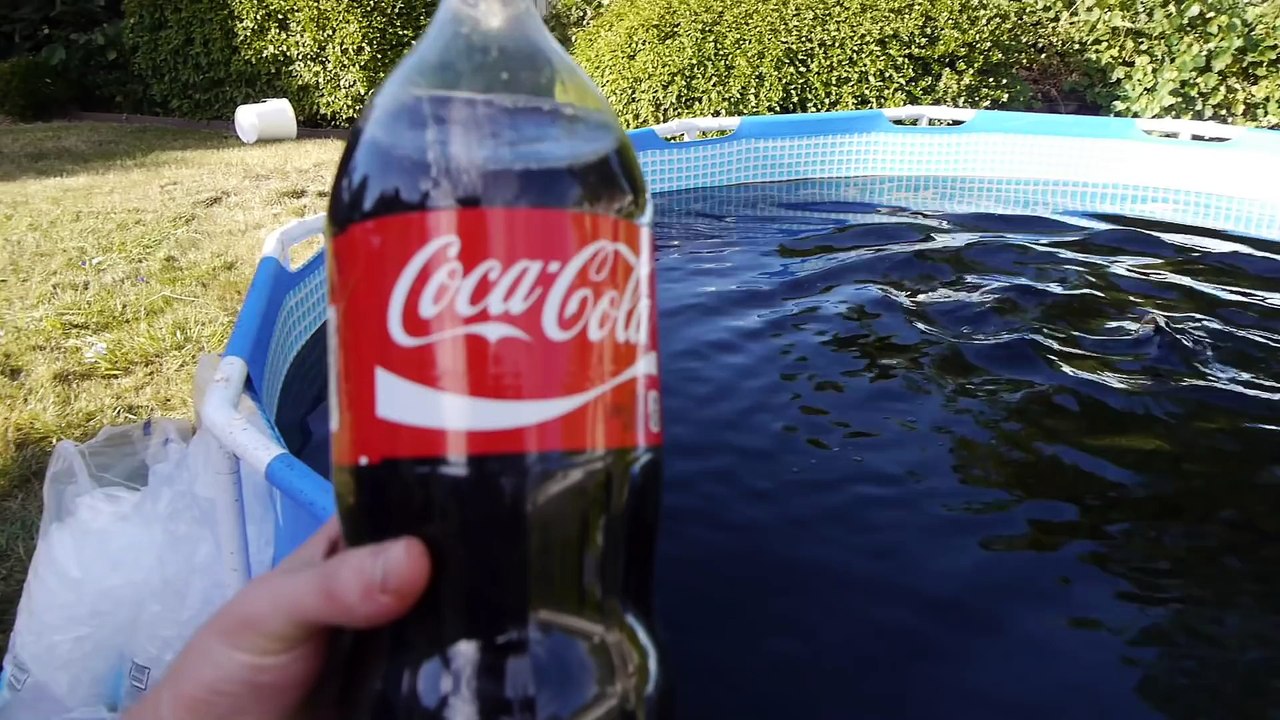 Se baigner dans une piscine remplie de 5600 litres de Coca-Cola