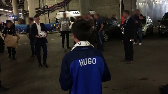 Griezmann offre le ballon de France-Irlande au fils du policier tué à Magnanville