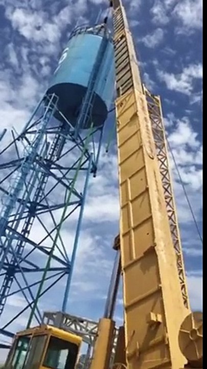 Une grue tente de déplacer un château d'eau mais échoue misérablement