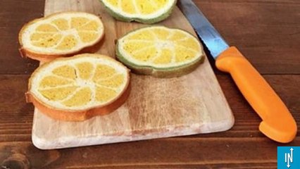 Un boulanger japonais cuisine des pains avec des dessins à l'intérieur