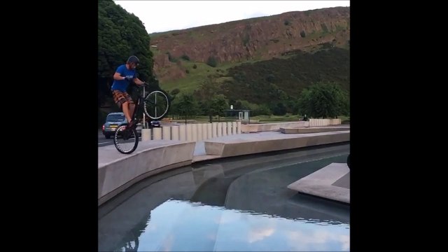 Saut de dingue en VTT au dessus de l'eau d'un bassin !