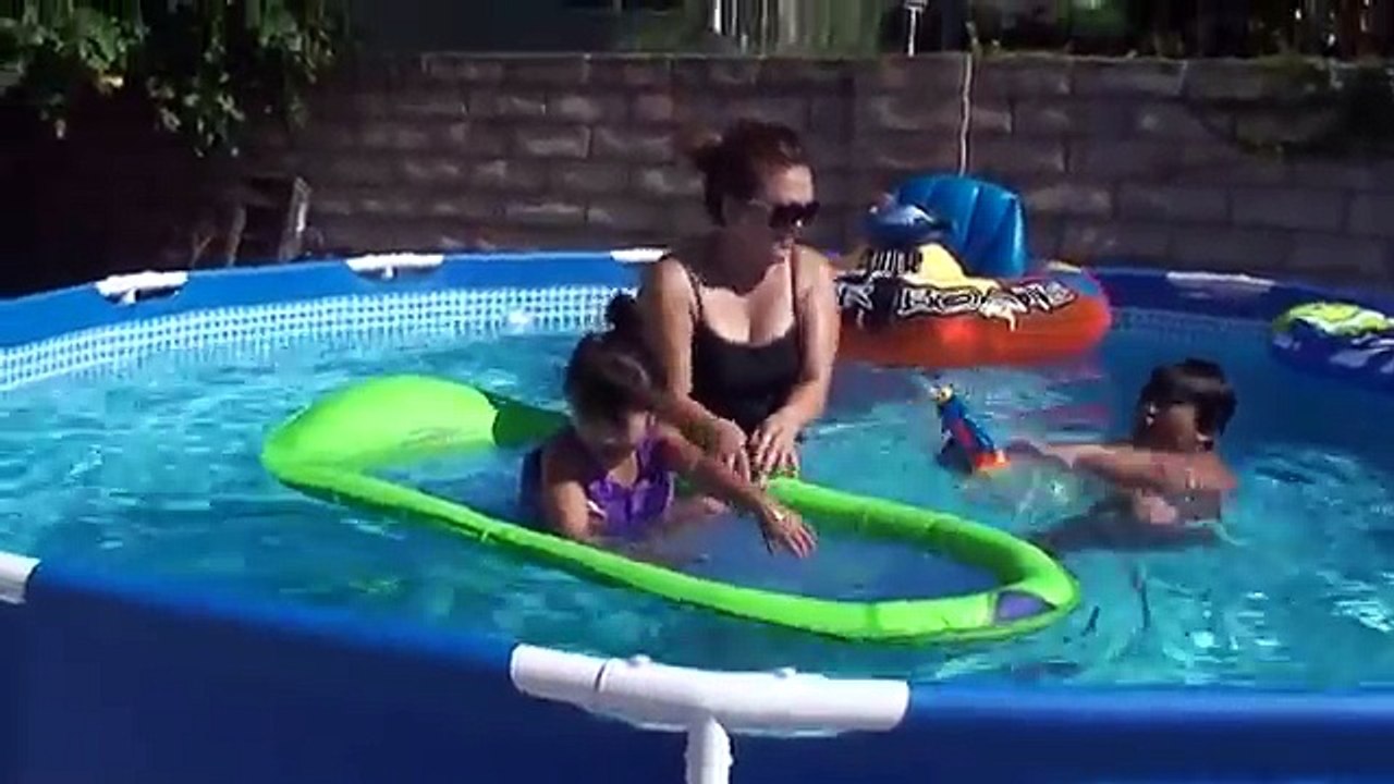 KC & Sydney Alas swimming with mom at backyard...