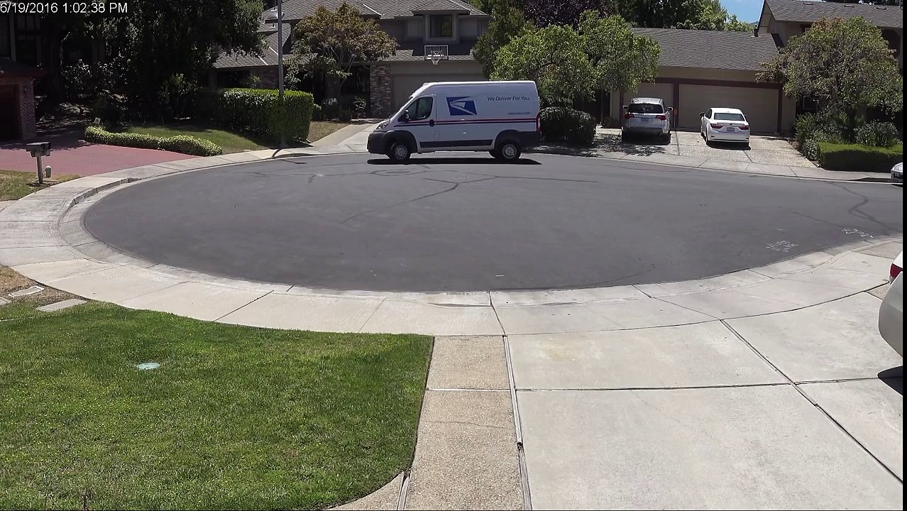 Ce livreur de colis doit être champion de frisbee