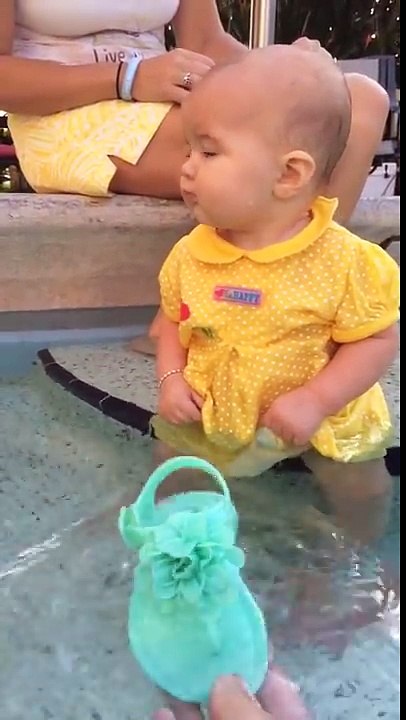 Cette maman n’aide pas son bébé qui tombe la tête la première dans la piscine pour la plus belle raison du monde !