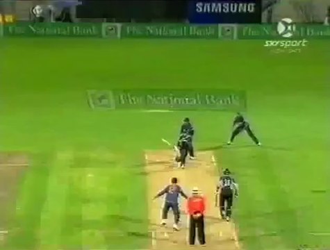 Clever MS Dhoni Dismissed Jacob Oram Twice in 1 Ball
