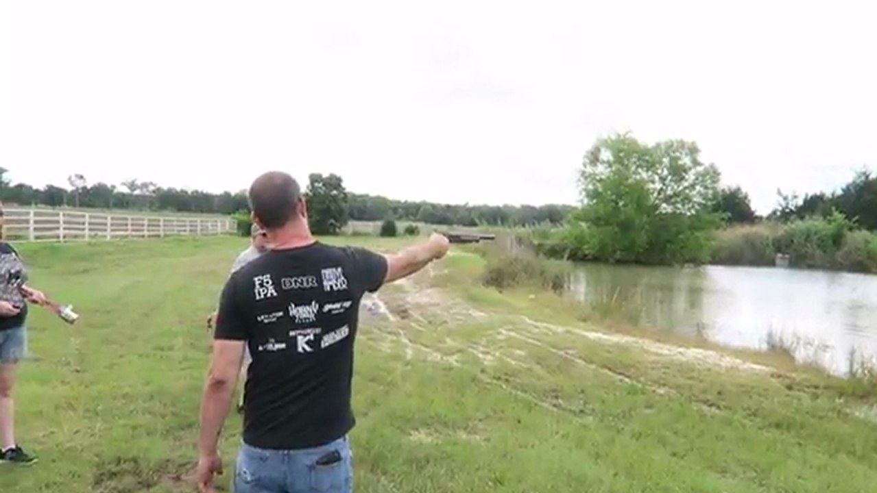 Il tire dans un étang avec un canon scié.. Attention au recul !