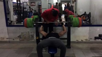 heavy bench press in gym