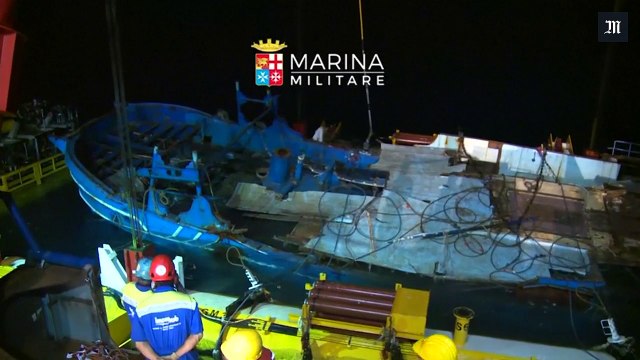 La marine italienne repêche l'épave du pire naufrage de migrants en Méditerranée