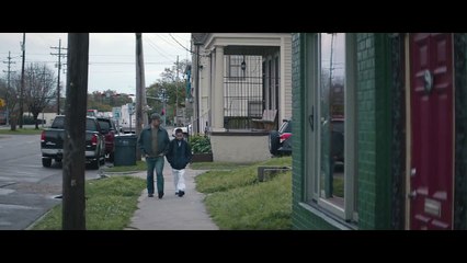 Des enfants du quartier s’amusent à le malmener, la réaction du père est simplement exemplaire