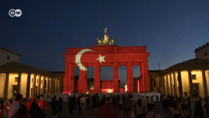 Brandenburg Kapısı Türkiye için ışıklandırıldı