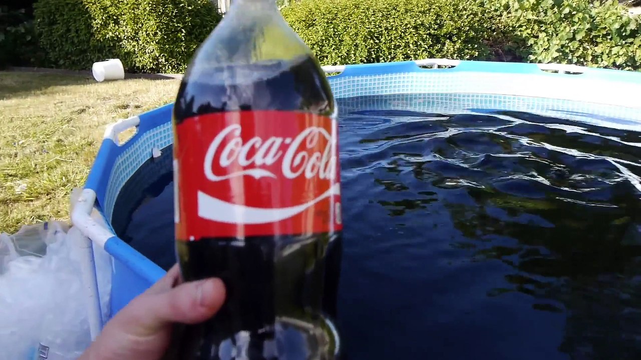 Se baigner dans une piscine remplie de Coca-Cola