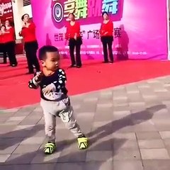 Ce petit garçon regarde un spectacle de danse et va leur voler la vedette !