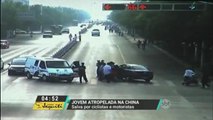 Ciclista é atropelada e fica presa embaixo do carro na China