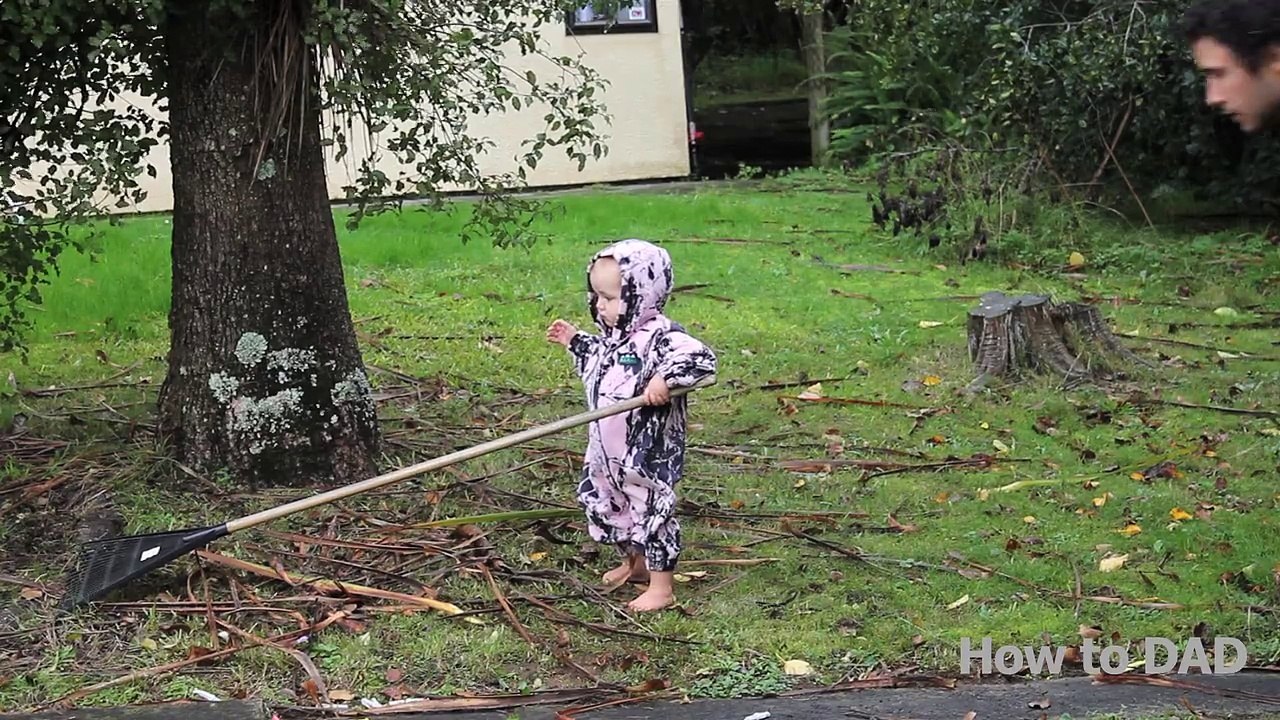 Dans ce drôle de tuto ce papa explique comment un bébé peut faire les corvées ménagères !