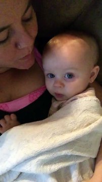 Ce bébé essaye de dire i love you haha trop mignon