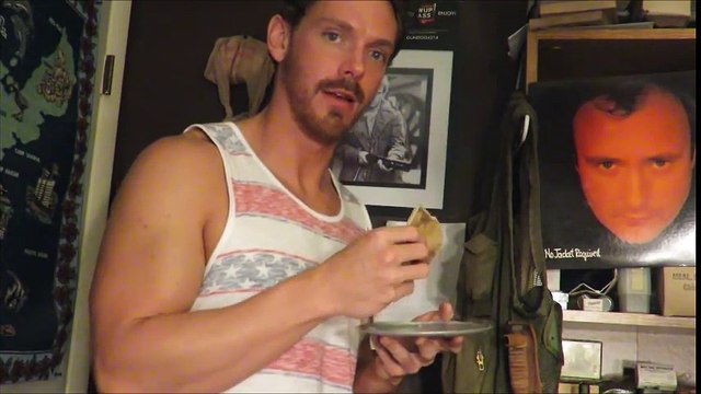 Goûter un gâteau de 160 ans qui a le goût de papier...