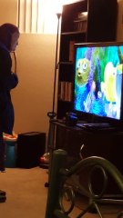 Cette grand-mère est captivée par le film Nemo !