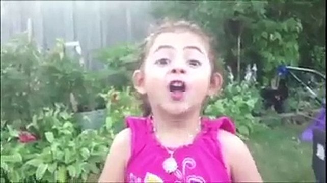 Cette fillette a une drôle de façon d'imiter plusieurs cris d'animaux. Trop hilarant !