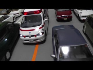 1/24模型★ハイメディック救急車が渋滞道路を緊急走行