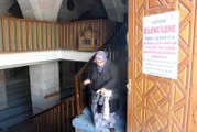 Camilere 'Dilencilere Para Vermeyin' Yazılı Afişler Asıldı