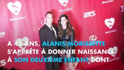 Alanis Morissette, enceinte pose totalement nue sur Instagram