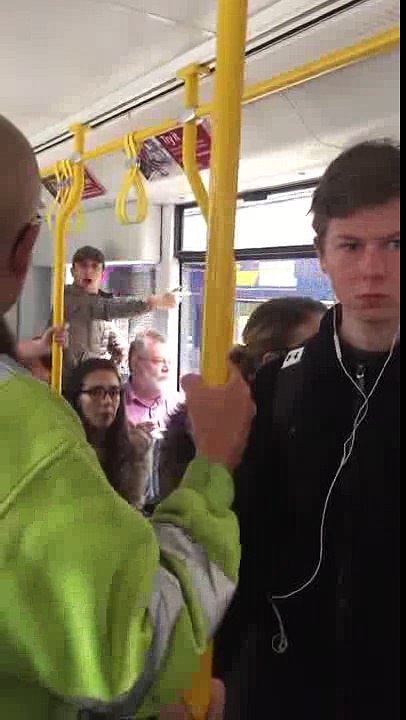 Des propos raciste dans le tram de Manchester scandalise le web