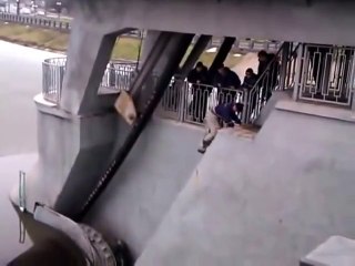 Ce chien a été pris au piège sur ce barrage... Ce que fera tout le village est héroïque !