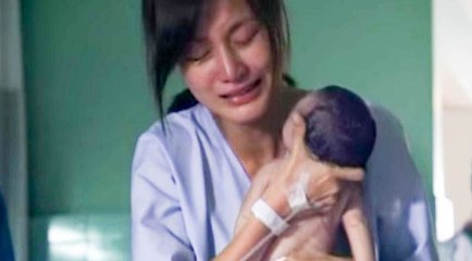 Mãe abraça o recém-nascido sem vida... Mas quando olhas para as mãos dela...