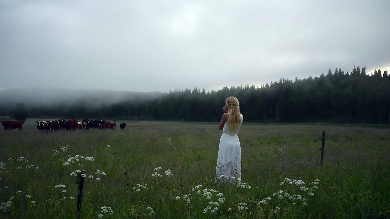 Elle utilise un chant qui parait irréel pour appeler un troupeau de vaches