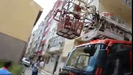 Şiddet gören kadını, polis kapıyı kırarak kurtardı
