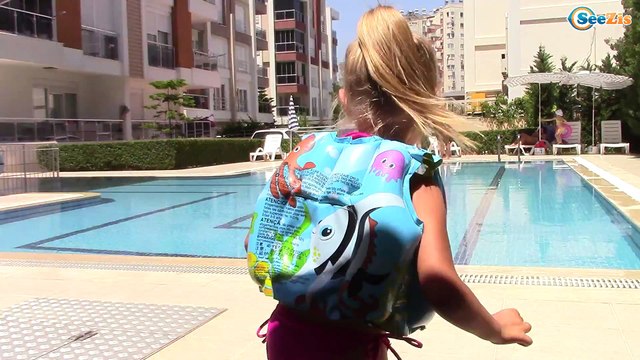 Кукла Штеффи Русалочка и Ярослава купаются в бассейне – учимся плавать. Steffi Doll Bath Time