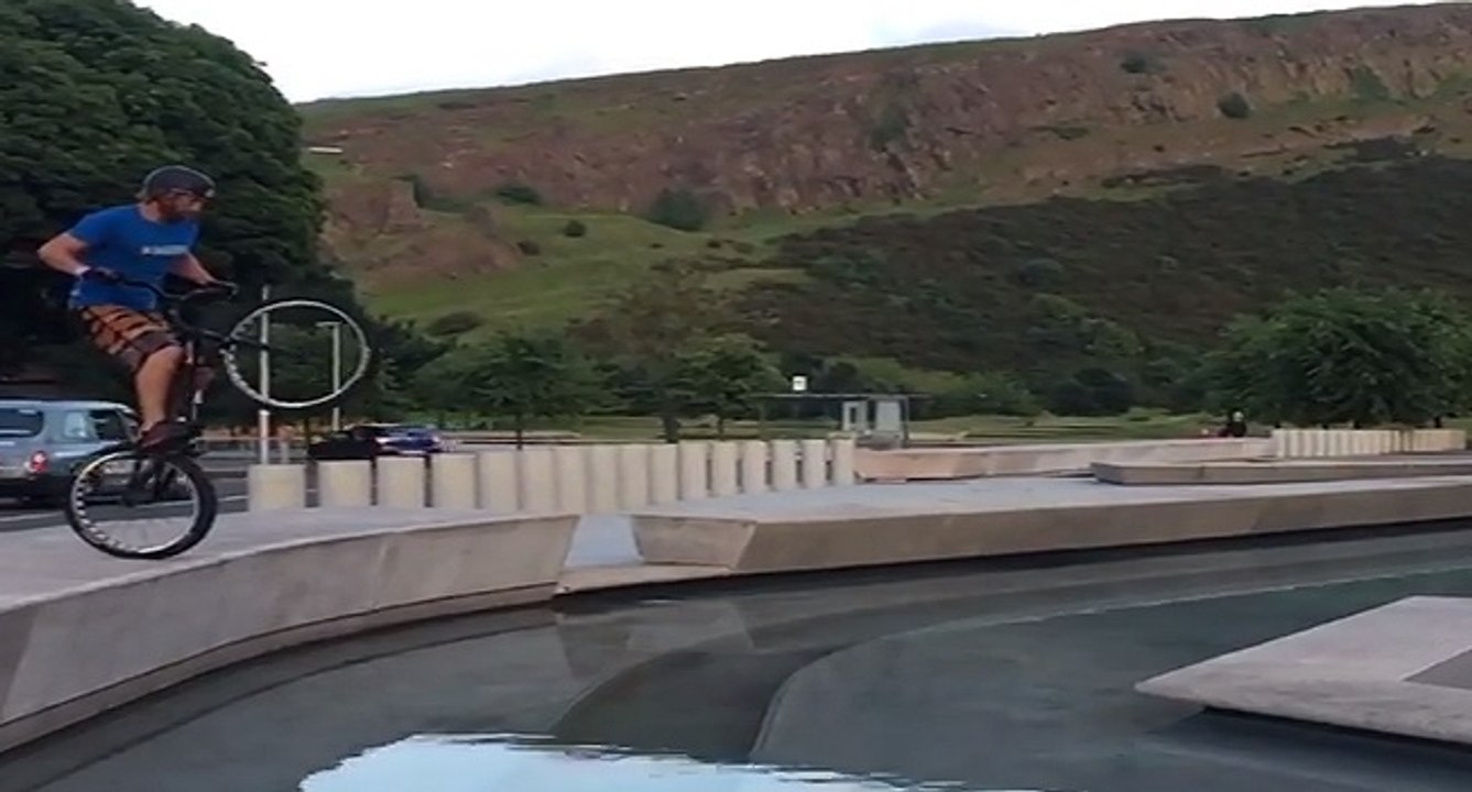 Le saut en longueur de dingue d'Andrei Burton en VTT trial