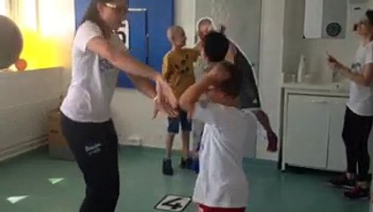 Les enfants de Sourire à la Vie dansent pour Christopher Pratt