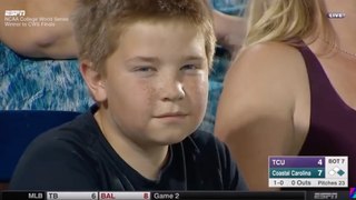 Un garçon dans le public devient la star d'un match de baseball avec son regard qui fait le buzz