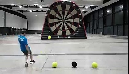 Jeu de fléchettes avec des ballons