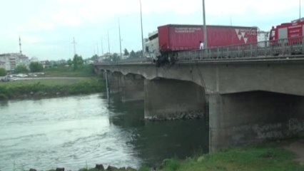 Kayan Tır Köprüde Asılı Kaldı