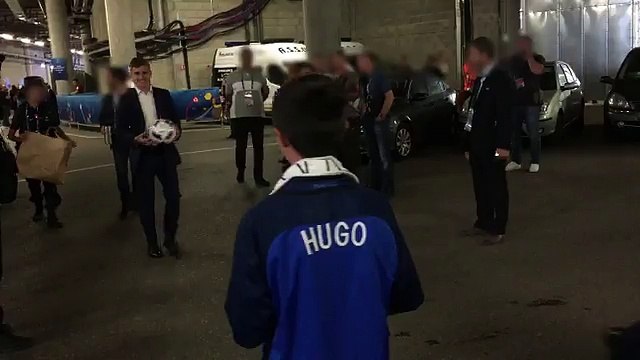 Antoine Griezmann remet un ballon au fils du policier tué à Magnanville