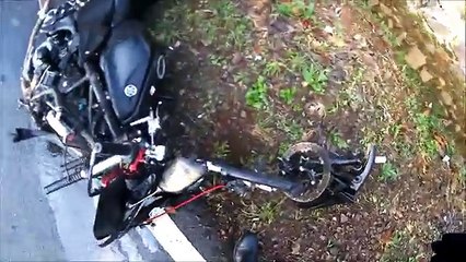 Un motard se couche pour éviter une voiture