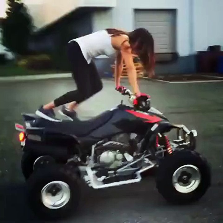 Cette jolie fille fait ce qu'elle veut avec son quad