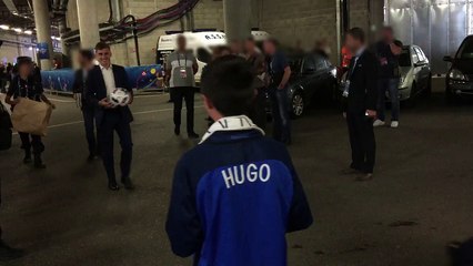 Antoine Griezmann remet un ballon au fils du policier tué à Magnanville