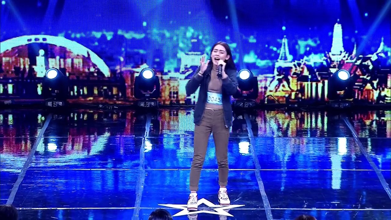 The girl with incredible voice from Thailand's Got Talent gets Golden Buzzer