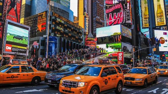 Naked Man in Times Square Dances and Screams About Donald Trump