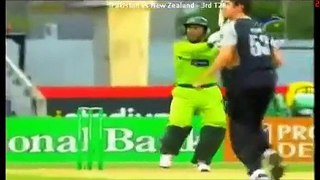 Abdul Razzaq 6,6,6,6,4,4,4,4,vs NZ 44 run on 15 Balls Must Watch