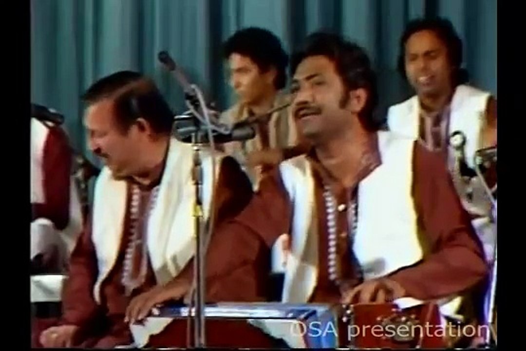 Kali Kali Zulfon Ke Phande Na Dalo by Nusrat Fateh Ali Khan(Full Qawali)