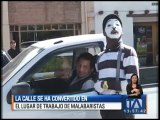 Malabaristas se ganan la vida en las calles